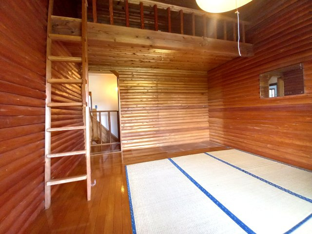 那須烏山市中古戸建の洋室|ロフト付きの和洋室です
