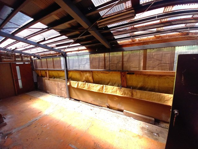 那須烏山市中古戸建の駐車場|車庫としても作業場としてもお使いいただけそうです