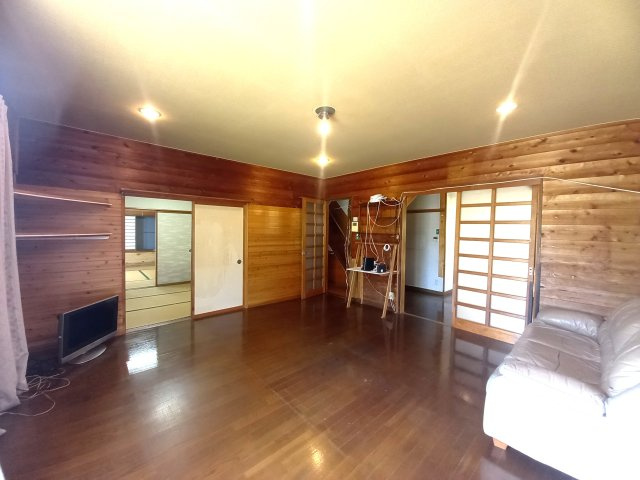 那須烏山市中古戸建の居間・リビング|木のぬくもり感じるリビングです