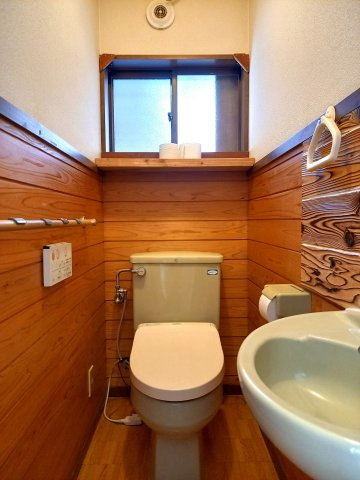那須烏山市中古戸建のトイレ|各階に1か所ずつあるので大家族にもうれしいですね