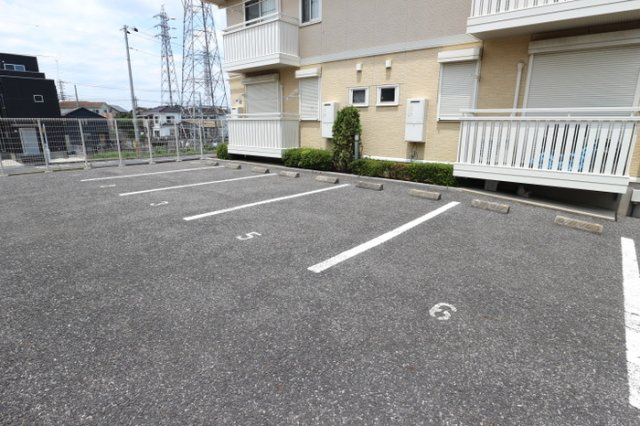 リヴェールＡの駐車場