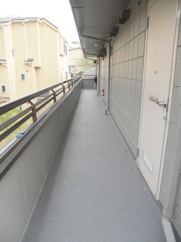メゾン高島のエントランス|ゆったりした共用廊下