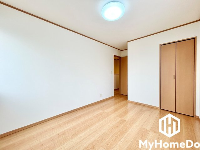 守山区脇田町の洋室|衣類や小物をスッキリ収納できる広々クローゼット付き