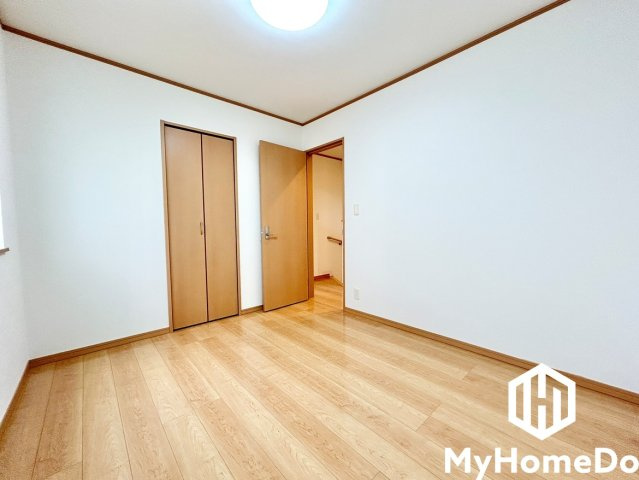 守山区脇田町の洋室|収納付きなので、スッキリとした空間を維持できます。