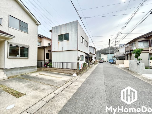 守山区脇田町の前面道路含む現地写真|前面道路幅員約6.5mとゆったりとした広さがあるのでファミリーカー等の車の出入れも楽にできます