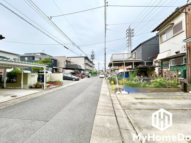 守山区脇田町の前面道路含む現地写真|前面道路との高低差がほとんどないので、車の出し入れもスムーズに行えます。