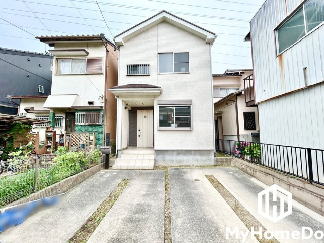 守山区脇田町の外観|玄関先に屋根のついた空間があるので外出前や雨の日の準備も便利。