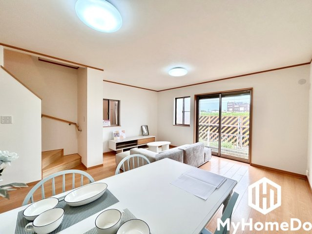 守山区脇田町の居間・リビング|ソファやダイニングテーブルを配置しても、ゆとりのあるLDK約16.5帖。