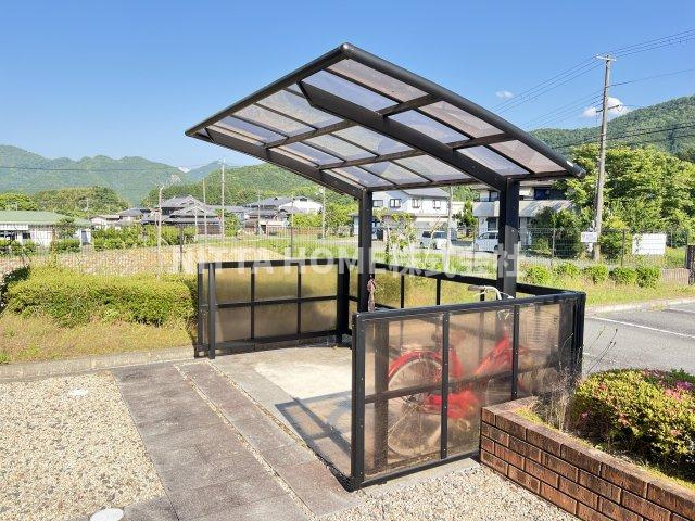 ピュアライフ　Ｃ棟のその他共用部分|屋根付きの駐輪場を設置しています♪