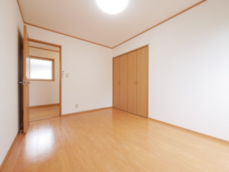 【洋室】 | 笛吹市石和町今井 平成16年築 オール電化中古戸建 車4台 | 2階　洋室　6帖　真ん中のお部屋