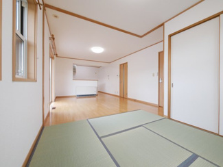 【居間・リビング】 | 笛吹市石和町今井 平成16年築 オール電化中古戸建 車4台 | リビングの畳コーナー