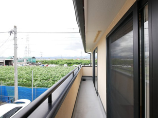【バルコニー】 | 笛吹市石和町今井 平成16年築 オール電化中古戸建 車4台 | 2部屋からアクセス可能なバルコニー
