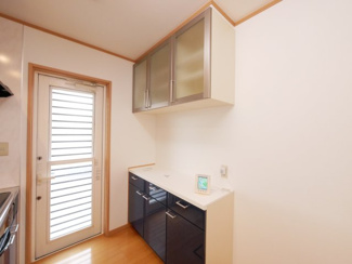 【キッチン】 | 笛吹市石和町今井 平成16年築 オール電化中古戸建 車4台 | キッチン背面キャビネット