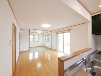 【居間・リビング】 | 笛吹市石和町今井 平成16年築 オール電化中古戸建 車4台 | この明るいリビングを是非ご見学にいらしてください。