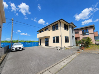 【外観】 | 笛吹市石和町今井 平成16年築 オール電化中古戸建 車4台 | 現在空き家の為随時ご見学可能です。お気軽にお問合せください。