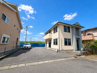 【外観】 | 笛吹市石和町今井 平成16年築 オール電化中古戸建 車4台 | 南側にスペースが広く、とても明るいご住宅です。内外装大変綺麗な状態です。