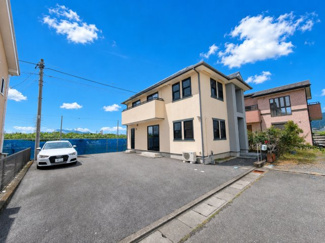 【外観】 | 笛吹市石和町今井 平成16年築 オール電化中古戸建 車4台 | 駐車場や家の周りはアスファルト敷　雑草処理の手間が省けます。
