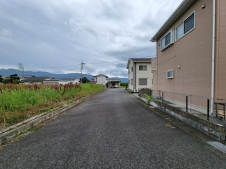 【前面道路含む現地写真】 | 笛吹市石和町今井 平成16年築 オール電化中古戸建 車4台 | 前面道路幅員は６ｍ　車庫入れも楽々です。