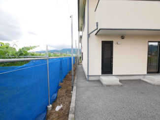 【周辺】 | 笛吹市石和町今井 平成16年築 オール電化中古戸建 車4台 | 敷地西側境界
