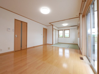 【居間・リビング】 | 笛吹市石和町今井 平成16年築 オール電化中古戸建 車4台 | 南向きで広々としたリビング