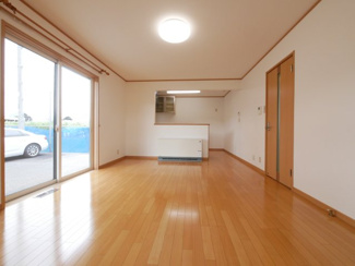 【居間・リビング】 | 笛吹市石和町今井 平成16年築 オール電化中古戸建 車4台 | 大きな掃き出し窓でとても明るいリビングです。
