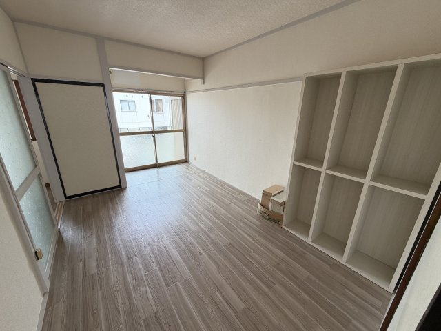 西伊場町住居付貸店舗の内装