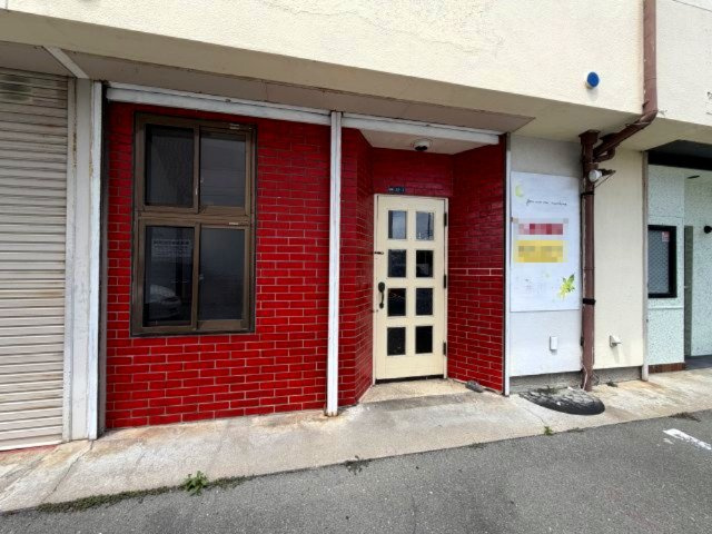 西伊場町住居付貸店舗のエントランス