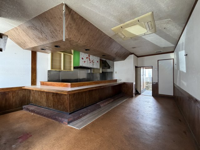 西伊場町住居付貸店舗の内装