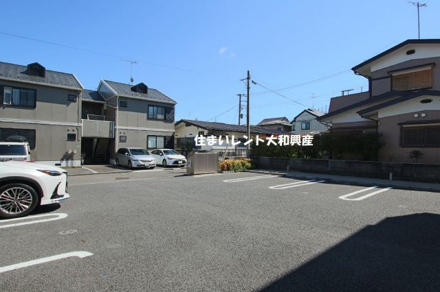 ブライトガーデン新磯野２の駐車場