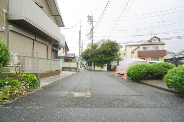 成田西３　戸建の前面道路含む現地写真|東側私道　幅員約4.5m　間口約10.94m