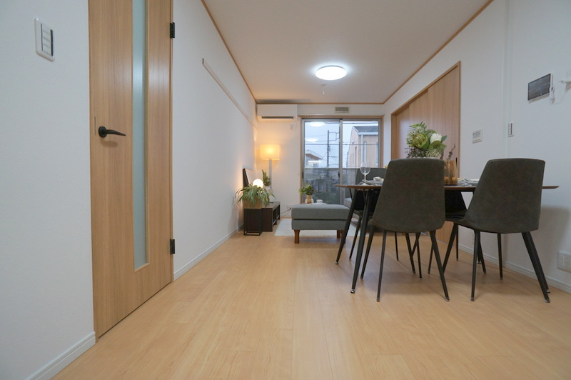 成田西３　戸建の居間・リビング|☆リフォーム内容☆専用門扉・玄関灯（スマートポスト宅配ボックス・スマホと繋がるインターホン・照明）設置・壁紙とフローリング全貼り換え・水回り全交換・間取り変更・照明交換、設置