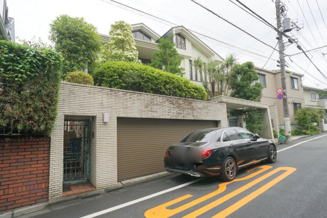 上野毛３　戸建の外観|☆電動シャッター付きガレージは2台駐車可能
☆高台に位置し陽当たり良好
☆2021年外壁・屋根修繕実施済