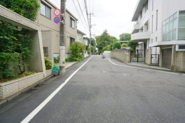 上野毛３　戸建の前面道路含む現地写真|南西側　公道　幅員約6.1m　接道約14m
