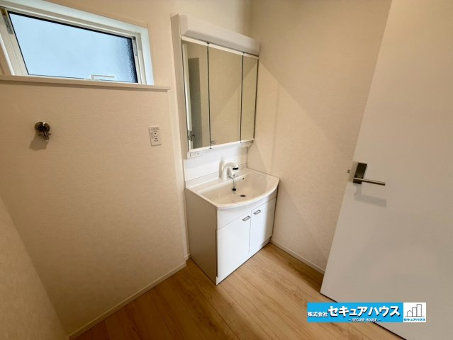 【完成】知多市金沢字泉脇　全3棟の洗面所|【洗面台】　　　　　　　　　　　　　　
◆鏡の裏にはたっぷりと収納スペースを標準装備！
◆電源を付属しているのでドライヤーなど利用できます。
◆シャワー付きの洗面台のため清掃も楽に行うことが出来ます。