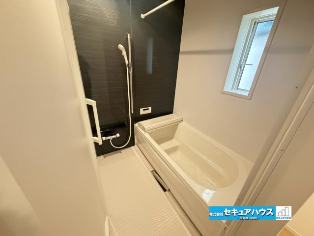 【完成】知多市金沢字泉脇　全3棟の浴室|【浴室】
◆アクセントパネルで落ち着きのある雰囲気を演出し、毎日の疲れを癒やすバスタイムを過ごせます。
◆窓付きで、カビの繁殖を抑える効果があります。
◆オプションでお好きなサイズの鏡を設置できます。