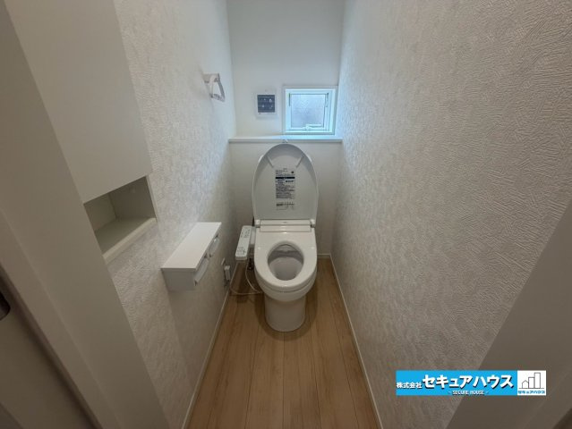 【完成】知多市金沢字泉脇　全3棟のその他|【高機能トイレ】　　　　　　　　　　
◆高機能トイレの多くは便器のフタの開閉が自動であり、使用後に手動で水を流す面倒もなく非常に便利です。スタイリッシュな見た目で、お掃除しやすく、節水効果が高いです。