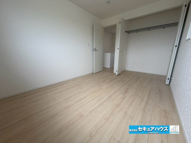 【完成】知多市金沢字泉脇　全3棟の洋室|【洋室】　　　　　　　　　　　
◆広々とした居住空間は日々の暮らしを彩り、心のやすらぎと満足感を与えてくれます。通風と採光を考慮した設計は子供たちはのびのび育ち、家族でくつろぎと団らんを生み出します。