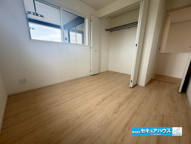 【完成】知多市金沢字泉脇　全3棟の洋室|【洋室】　　　　　　　
◆家族一人ひとりの大切なプライベート空間。趣味に合わせて使って頂けるようシンプルに仕上げてあります。暮らし心地を大きく左右する収納を、適材適所に配置し使い勝手を考慮しました。　