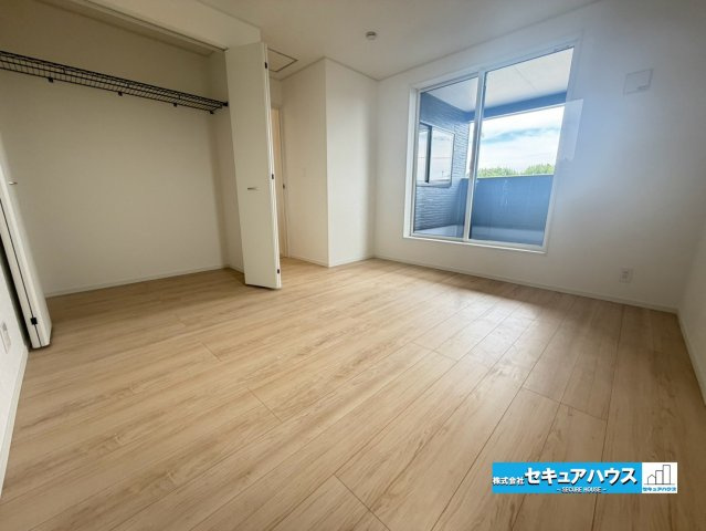 【完成】知多市金沢字泉脇　全3棟の洋室|【洋室】　　　　　　　　　　　　　　　
◆お子様のお部屋や主寝室、来客時の宿泊室、趣味のお部屋としてもご利用いただけます♪
◆全居室収納付きの洋室です。各居室にお洋服や、荷物を収納することができます。