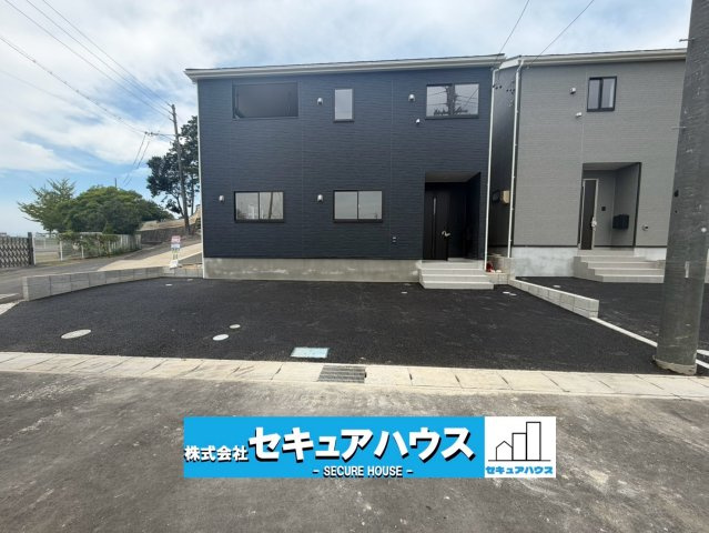 【完成】知多市金沢字泉脇　全3棟のその他|【現地外観写真】　　　　　　　　　　　　　　　　　　　　　　　
駐車並列3台可能！オプション工事でカーポート設置などいかがでしょうか。
その他にも、フェンスなどの「オプション工事」もご提案いたします♪