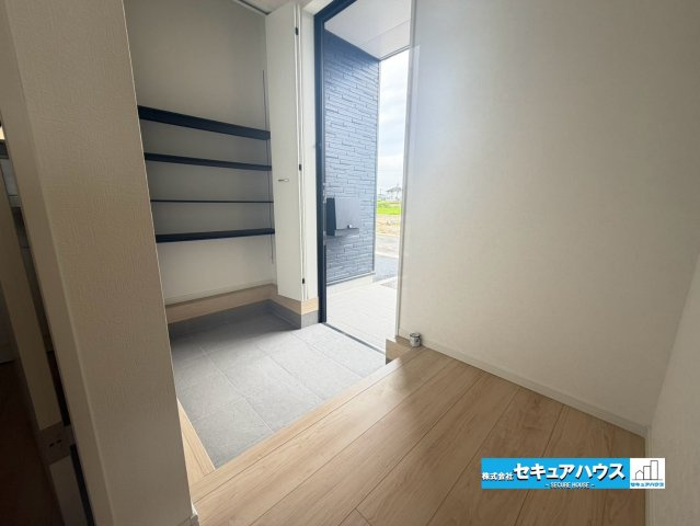 【完成】知多市金沢字泉脇　全3棟のその他|【玄関】　　　　　　　　　　　　　　　　　　　
◆光が差し込み明るいです。気分も晴れやかになりますね。
◆玄関には、収納力のあるシューズクロークがございます。玄関まわりがすっきり片付きます。　