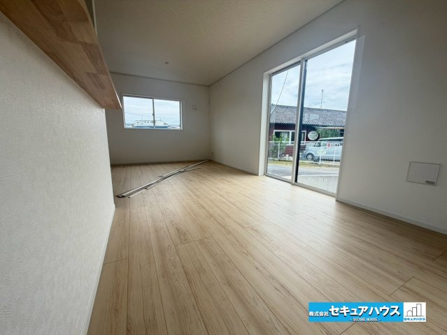 【完成】知多市金沢字泉脇　全3棟の居間・リビング|【LDK】
◆日当たりが良く温かい広々リビングは家族の団らんスペースになります。
◆クローゼット付きの収納ははティッシュボックスや掃除道具などの日用品を隠す収納ができるためとても便利です。　　