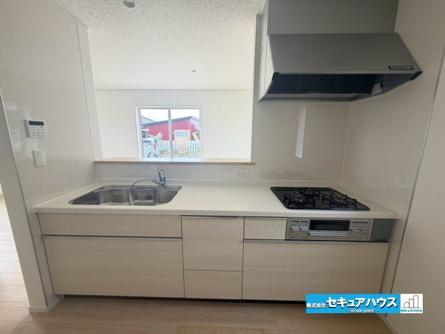 【完成】知多市金沢字泉脇　全3棟のキッチン|【キッチン】　　　　　　　　　　　　　
◆「焼く・蒸す・煮る」の工程を同時進行で進めることができるので、料理を素早く作ることができます。
◆食洗機をオプションでつけることも可能なシステムキッチンです。