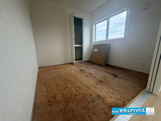 【完成】知多市金沢字泉脇　全3棟の洋室|【和室】　　
◆リビングに続く和室は寝転がるスペースやお子様の遊び場として活躍します。扉を開ければ開放感が増し、来客時は扉を閉めて居室として利用することもできます。
◆収納付な点も嬉しいポイントです。