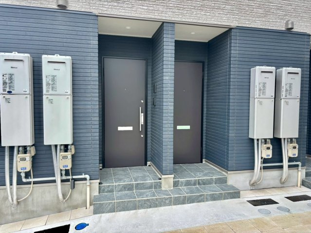 ピース北河原町B棟のエントランス