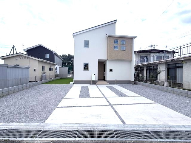 グラファーレ 前橋市駒形町3期の駐車場|駐車場もキレイに整備されています。並列４台以上駐車可能です。
前面道路も広々しているので車の出し入れもしやすいですよ！