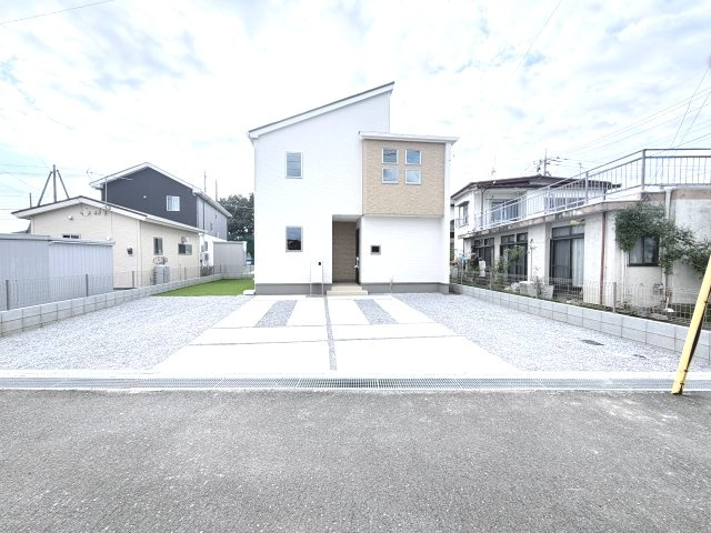 グラファーレ 前橋市駒形町3期の前面道路含む現地写真|東道路の開放的な立地です。前面道路も広々しているので車の出し入れもしやすいです。