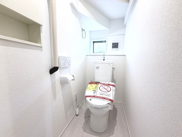 グラファーレ 前橋市駒形町3期のトイレ|1階トイレです。清潔感のある白を基調としています。
温水洗浄・便座暖房機能の付いた快適なトイレです☆