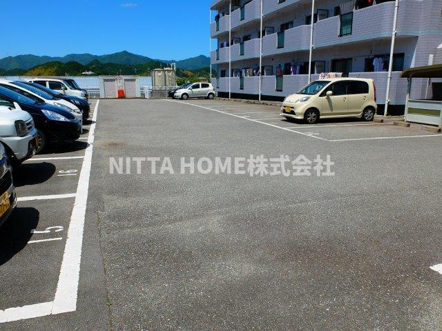 丹波市柏原町南多田の賃貸マンションの駐車場|敷地内に駐車場も完備◎