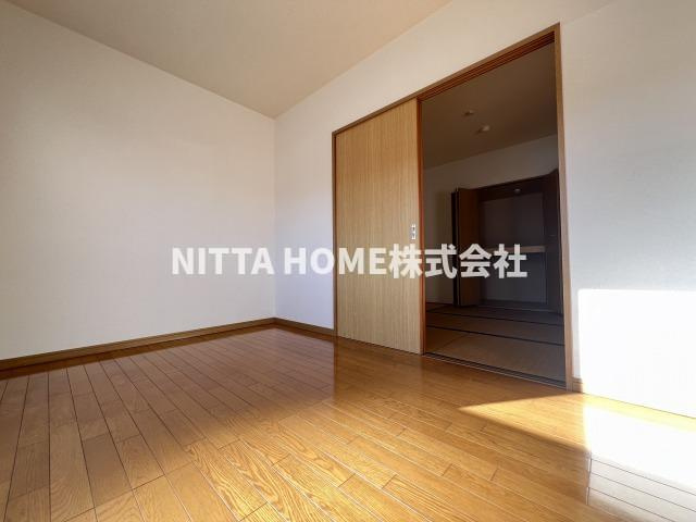 丹波市柏原町南多田の賃貸マンションの居間・リビング|綺麗なフローリングのお部屋です◇